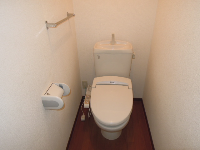 Toilet. With Washlet (see photo)