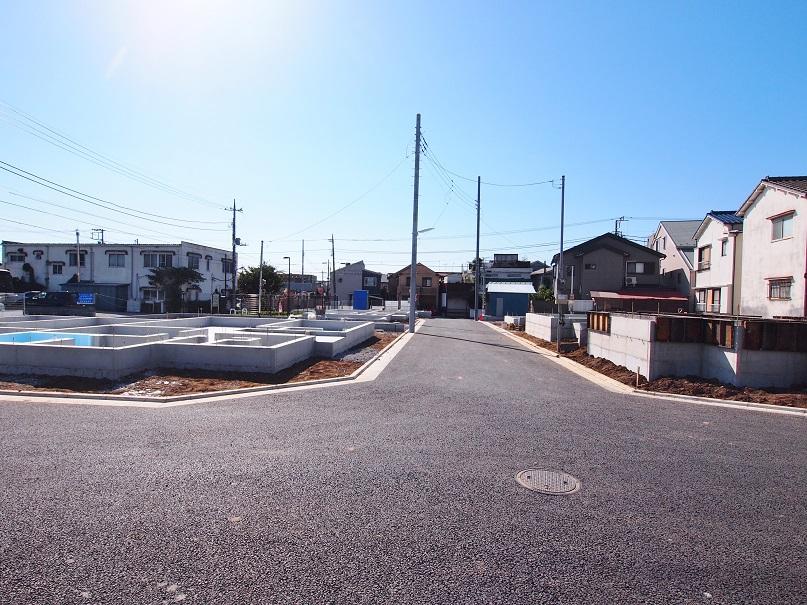 Local appearance photo. - On site [5M development road] From side -