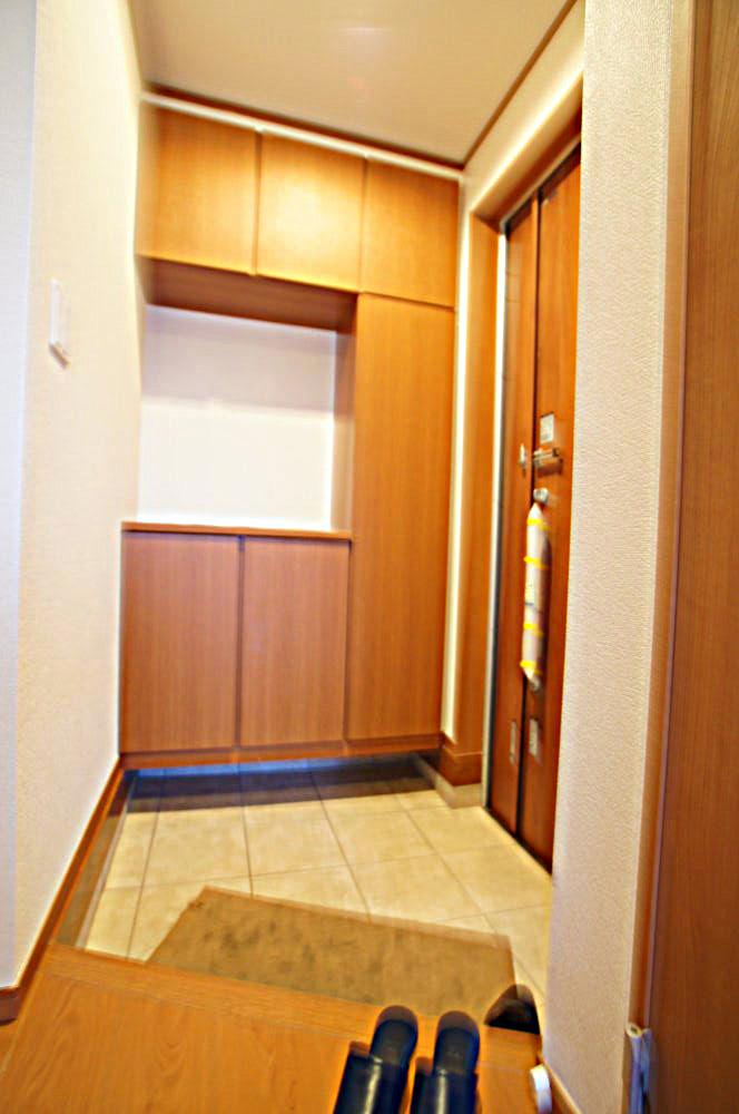 Entrance. And spacious foyer is open, Substantial storage capacity is us with clean production around the entrance. 