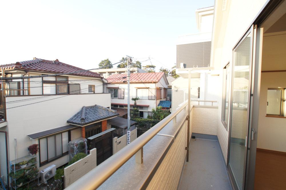 Balcony. Glad spacious balcony to wife. I will a lot of laundry Jose. 