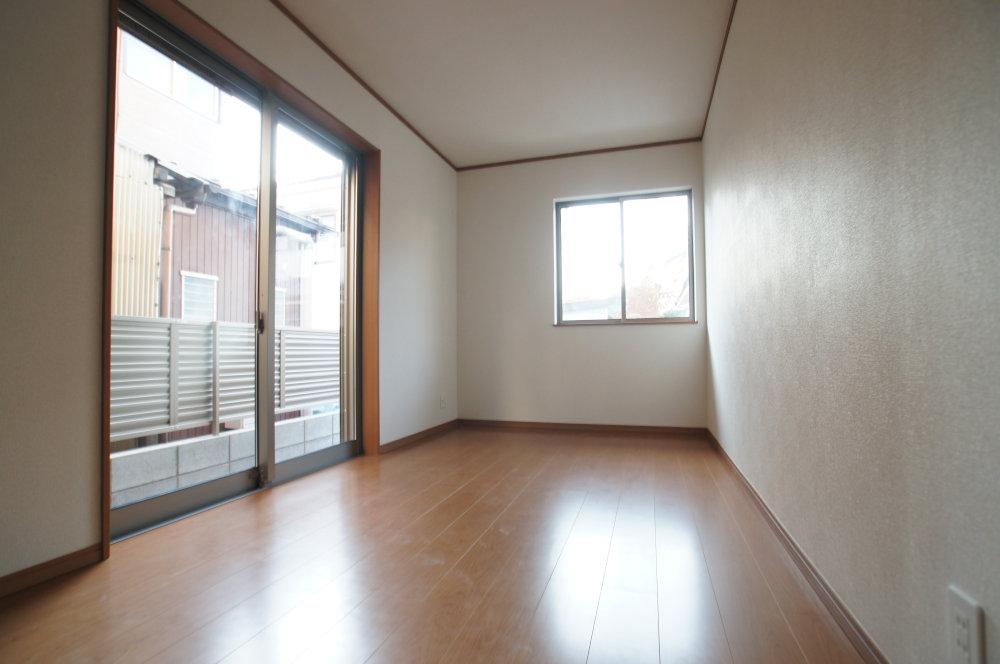 Other introspection. It is abundantly incorporating Bright room chroma light. 