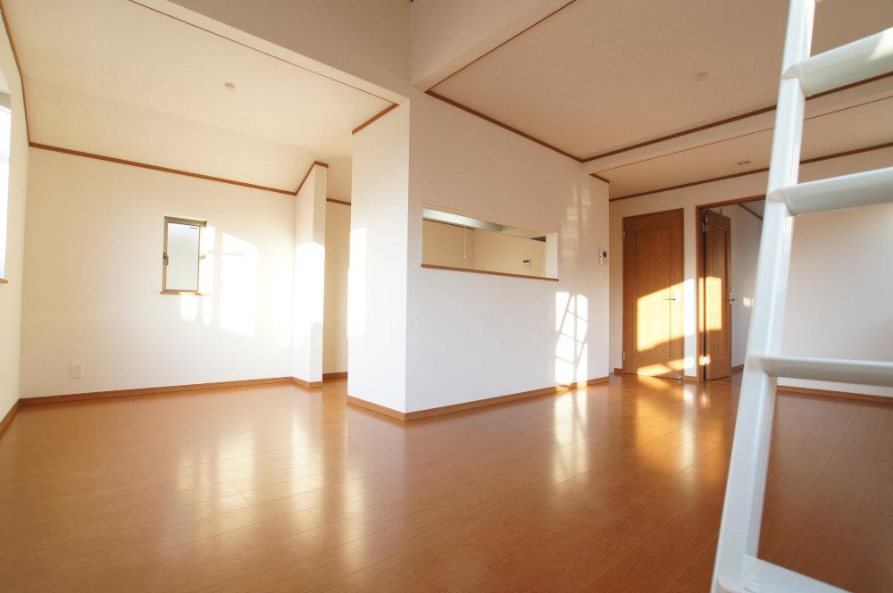 Living. Open living gave birth a nice smile, Brightly, pleasant, And produce a healing space. 