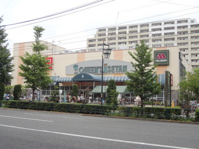 Shopping centre. 1700m until the Queen's Isetan (shopping center)