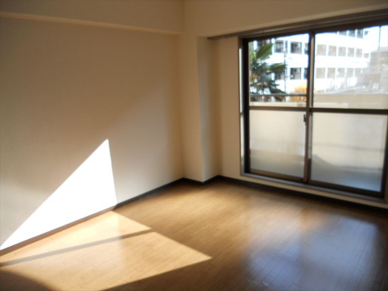 Other room space. Sunny Western-style rooms facing the balcony