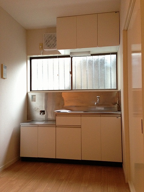 Kitchen. Also breadth of 4 tatami kitchen