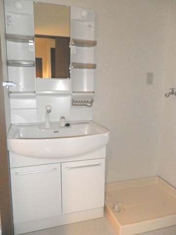 Washroom. Washbasin and convenient floor plan (^_^) in dressing room /