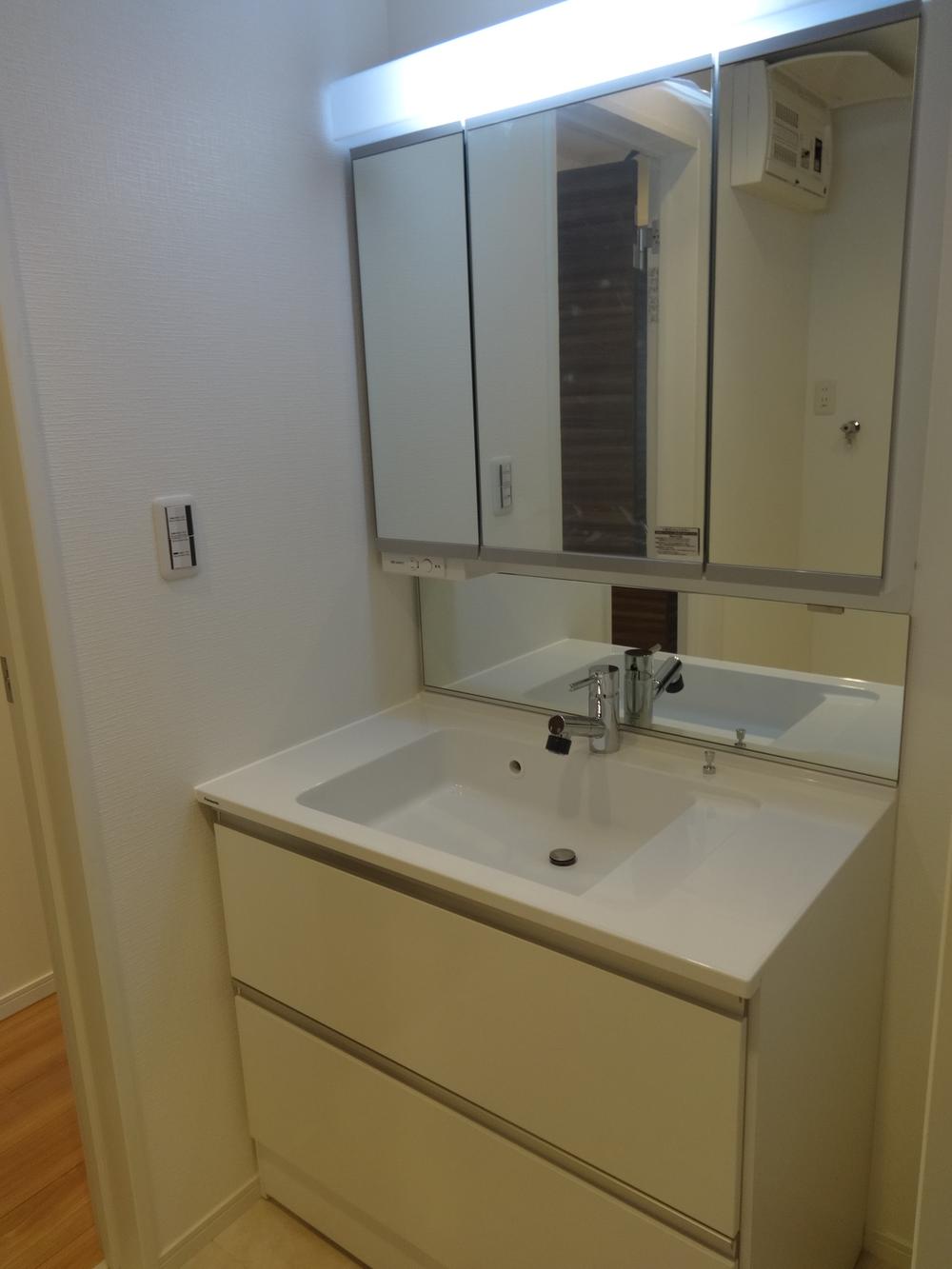 Wash basin, toilet. Indoor (12 May 2013) Shooting