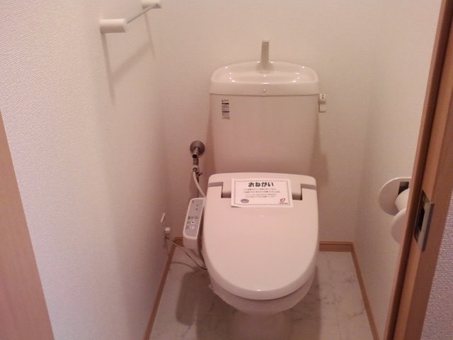 Toilet. Happy also with bidet. 