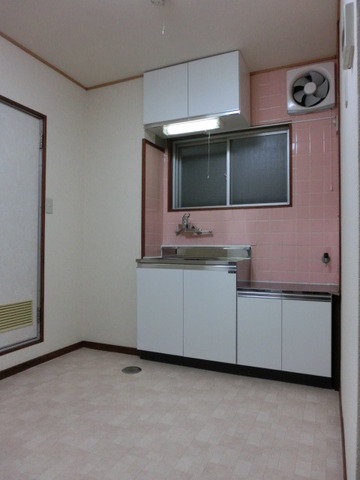 Kitchen. A window kitchen (stove Please prepare)