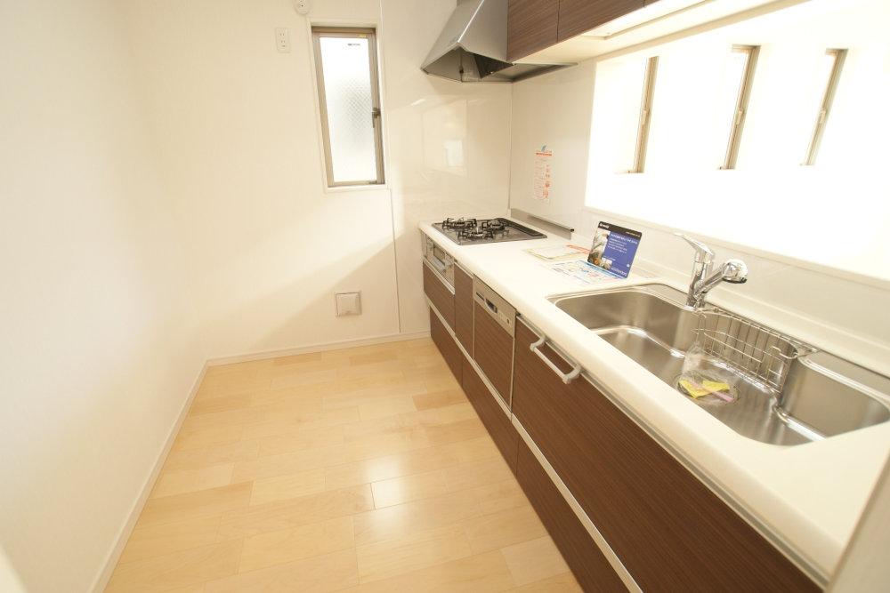 Same specifications photo (kitchen). It will be the construction example of the kitchen. Popular face-to-face kitchen, It is with a dishwasher. 