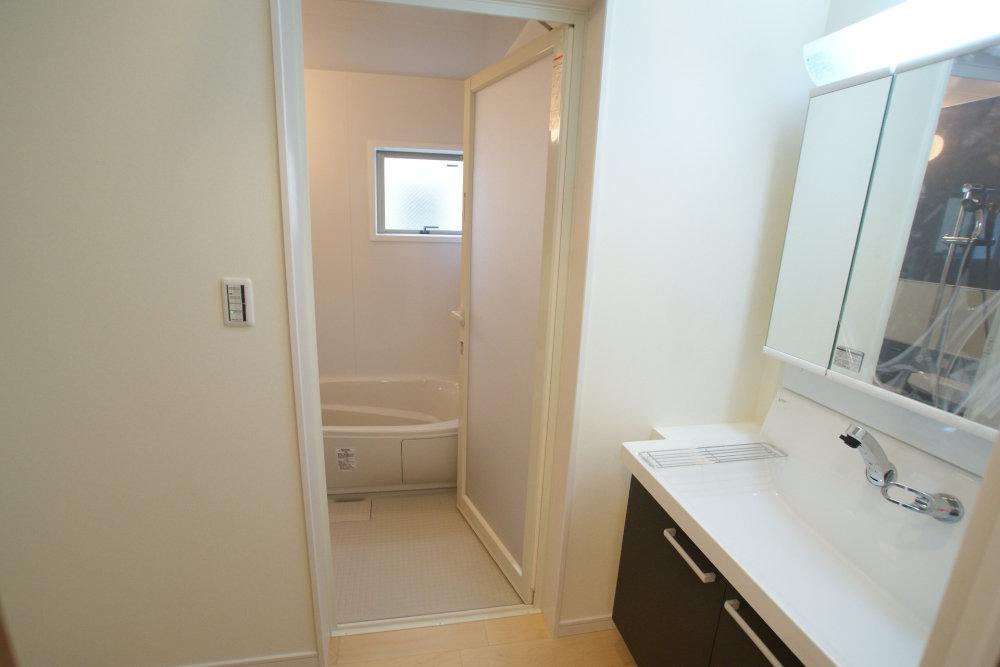 Same specifications photos (Other introspection). It becomes the example of construction of the wash basin. 