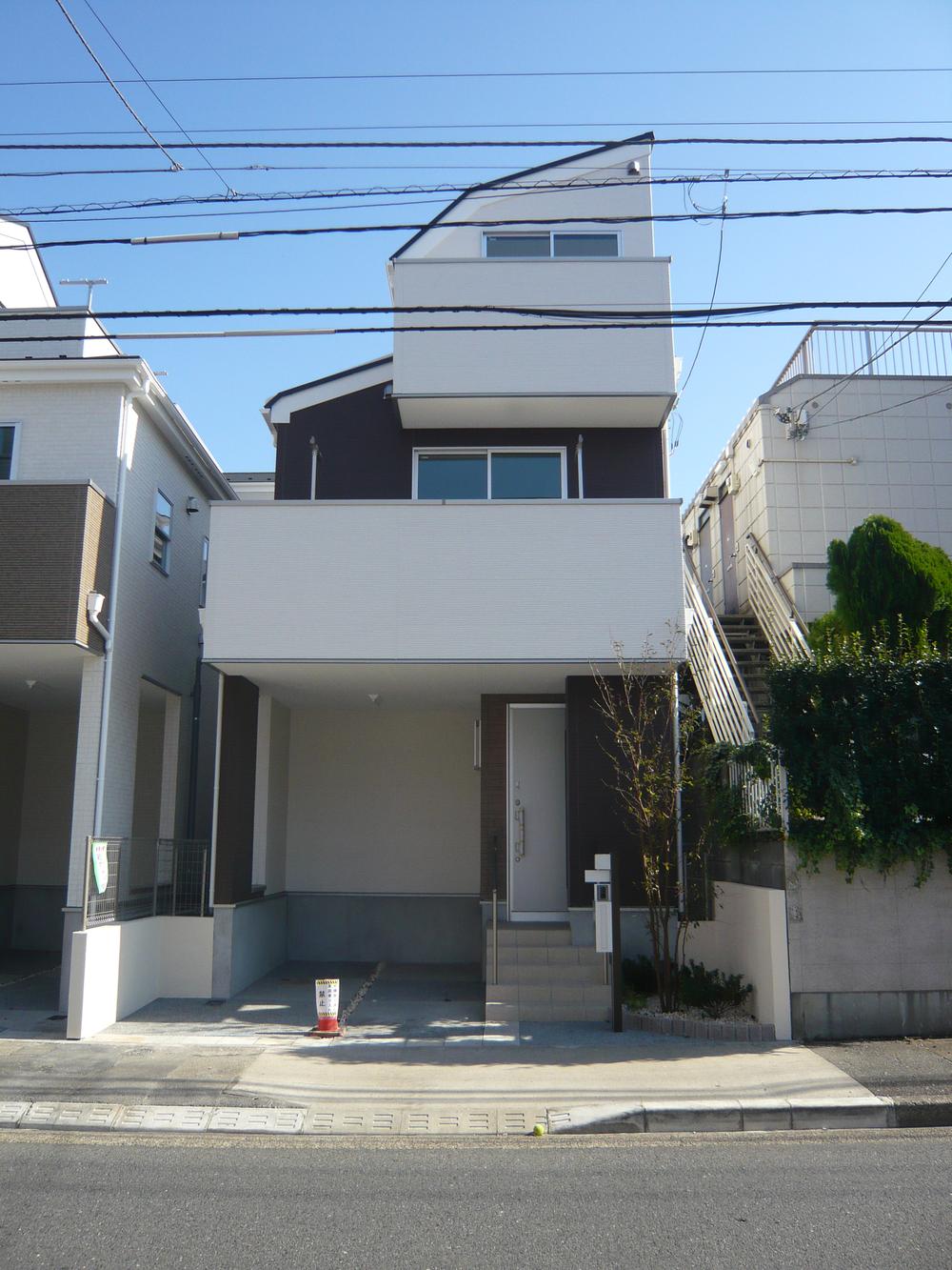 Local photos, including front road. 4 Building imposing complete ・ Local (November 8, 2013) Shooting