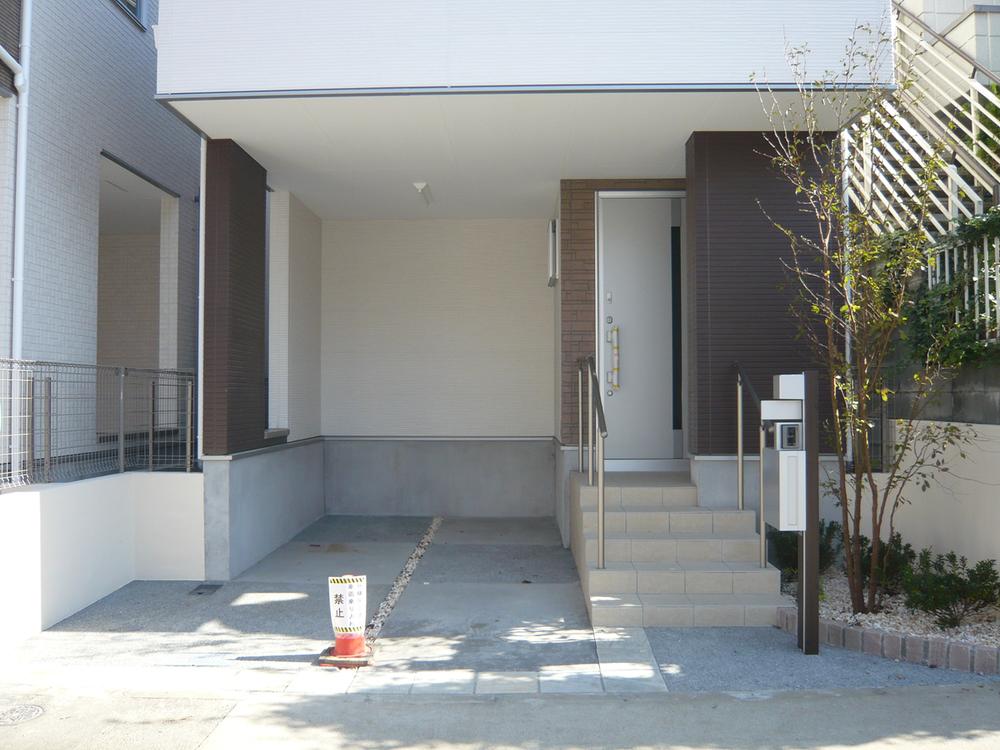 Local photos, including front road. 4 Building imposing complete ・ Local (November 8, 2013) Shooting