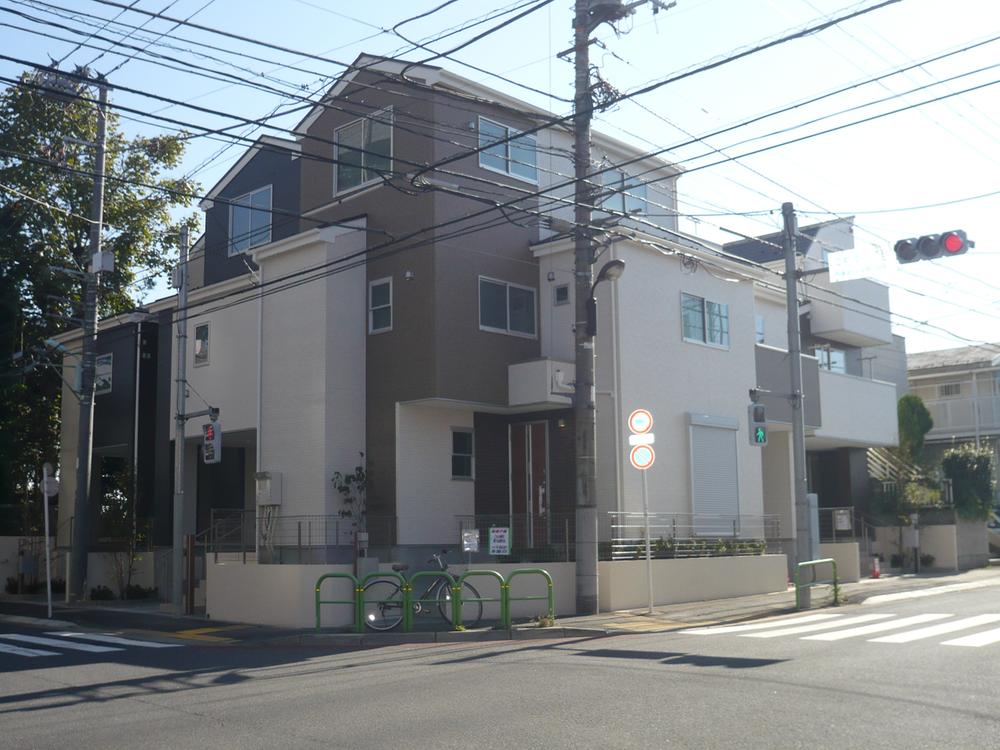 Local photos, including front road. Imposing completed ・ Local (November 8, 2013) Shooting