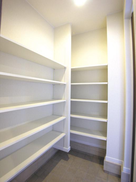 Entrance. - Convenient shoes-in closet for storage of golf bag, etc. -