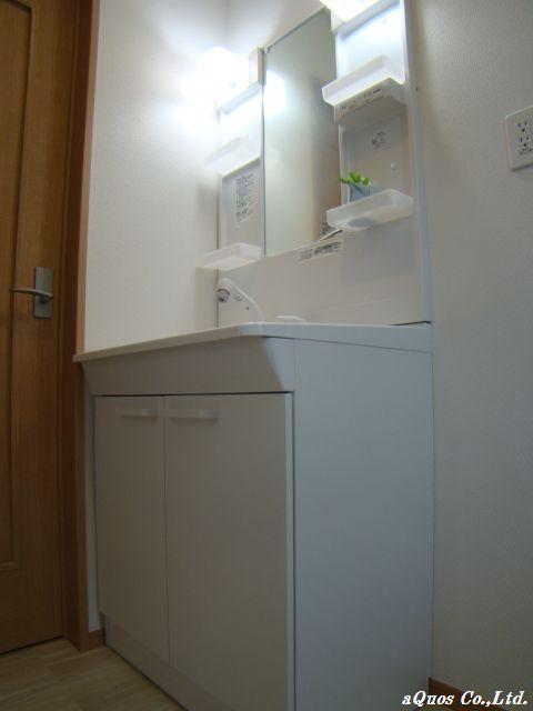 Wash basin, toilet. Indoor (11 May 2013) Shooting