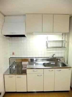 Kitchen. Sink ・ Gas stove ・ Hanging cupboard ・ Range food ・ All single faucet is new