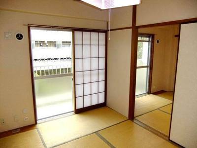 Living and room. Between the Japanese-style second south with shoji (tatami will Omotegae before you move)