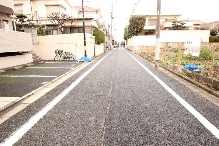 Local photos, including front road. Oizumigakuen Uchi