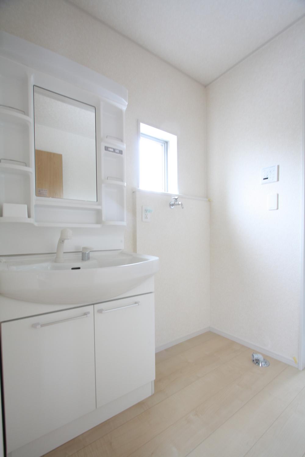 Wash basin, toilet. Indoor (12 May 2013) Shooting