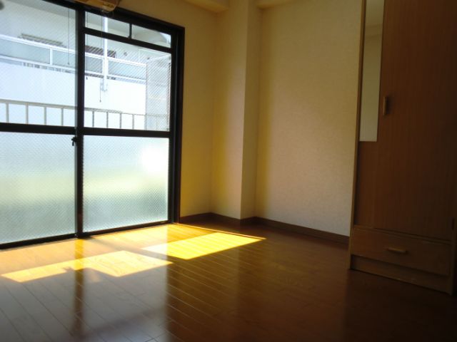 Living and room. It is bright and comfortable room. 