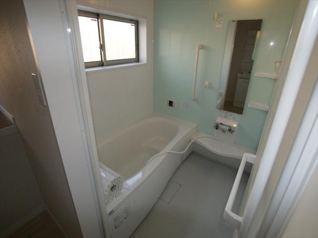 Same specifications photo (bathroom). Bright bathroom of with window