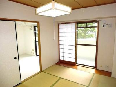 Living and room. Living next to the Japanese-style room (with sliding door)