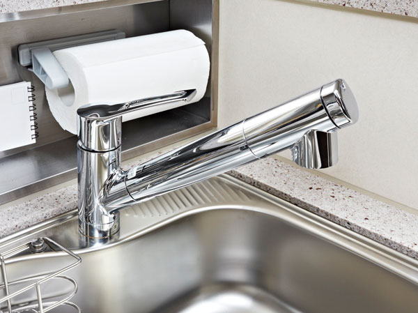 Kitchen.  [Water faucet] Water purification ・ Raw water of switching and Straight ・ Installing a water purifier integrated mixing faucet with excellent operability such as the switching of the shower can be at the touch of a button.