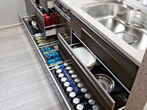 Kitchen.  [All slide storage + width wood storage] Under-counter storage is also taken out easily slide drawer back of the thing. Skirting part 500ml cans and pot, Large capacity into any heavy object of the hot plate, etc..