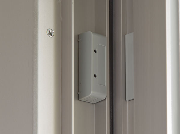 Security.  [Security sensors ・ Security set lock] Set up a crime prevention sensor to the entrance door and windows of all dwelling unit (except for some). The use of crime prevention set lock, ON of security sensors ・ You can the operation of OFF by one action at the front door.