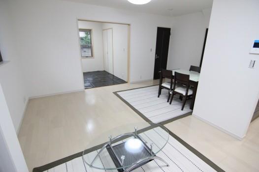 Same specifications photos (living). Construction example photo