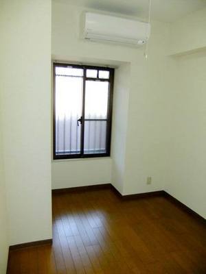 Living and room. 4.8 Pledge of Western-style (flooring, Air condition)