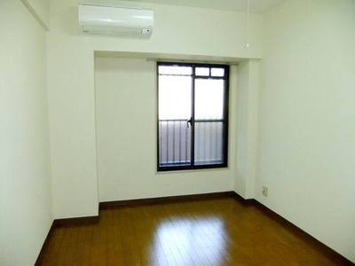 Living and room. 6.0 Pledge of Western-style (flooring, Air condition)