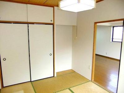 Living and room. Living next to the Japanese-style room (with closet)