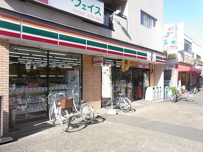 Convenience store. 600m to Seven-Eleven (convenience store)