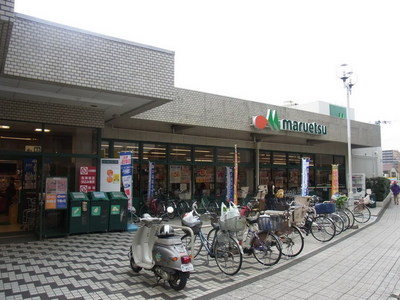 Supermarket. Maruetsu 800m until Petit (super)