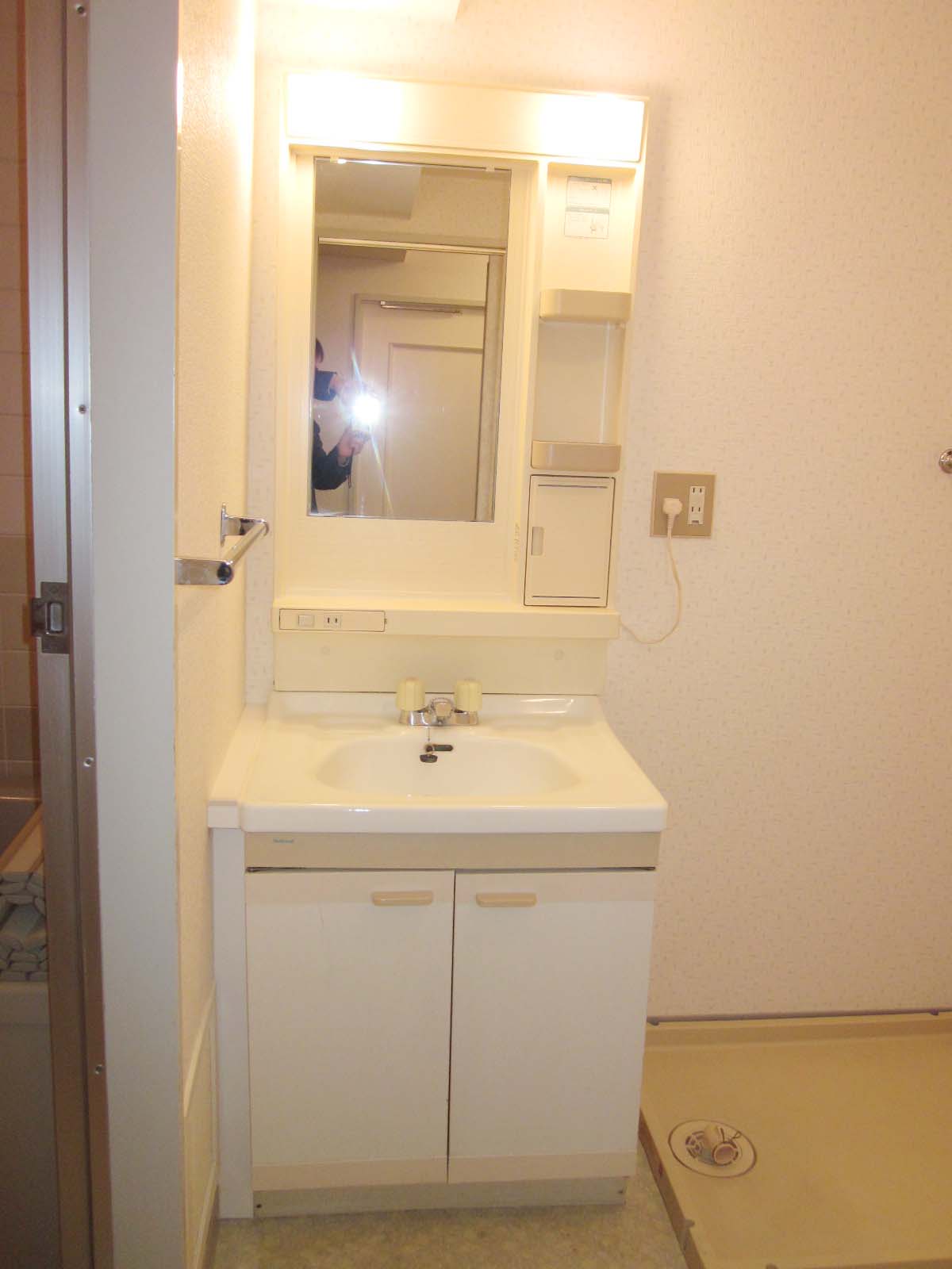 Washroom. Easy-to-use vanity