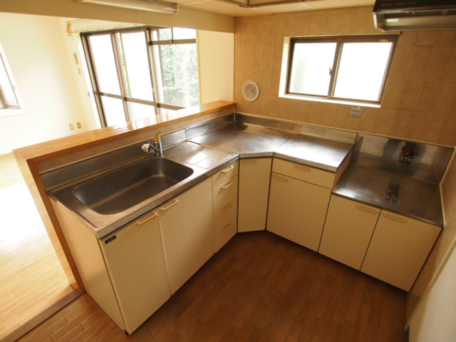 Kitchen. Easy-to-use is a good L-shaped kitchen.