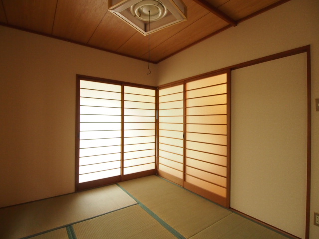 Other room space. When you open the door of 6 quires of Japanese-style room will be living and integral.