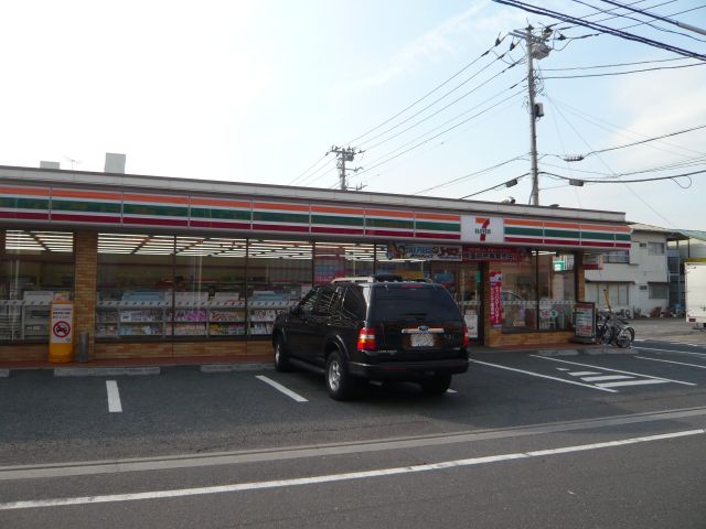 Convenience store. 500m to Seven-Eleven (convenience store)