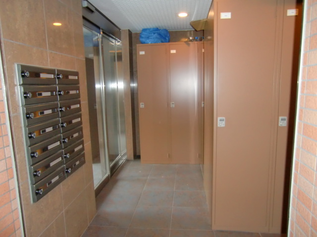 Other common areas. Private lockers