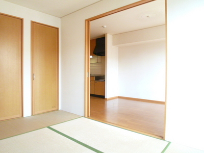 Other room space.  ☆ Clean interior ☆