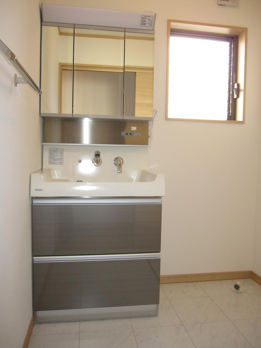 Wash basin, toilet. Indoor (12 May 2013) Shooting