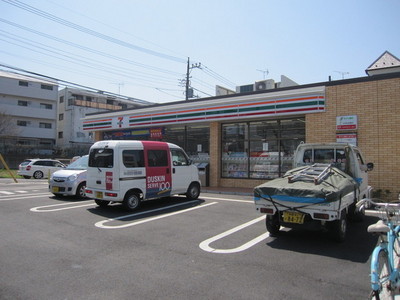 Convenience store. 220m to Seven-Eleven (convenience store)