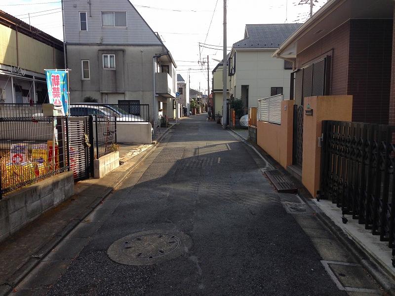 Local photos, including front road. A quiet residential area