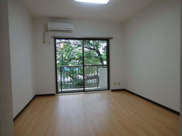 Living and room. It is very bright rooms South-facing a very refreshing because