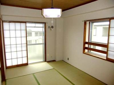 Living and room. Japanese-style two-sided lighting of southwest angle (with sliding door)