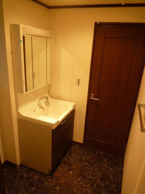 Wash basin, toilet. Indoor (11 May 2013) Shooting