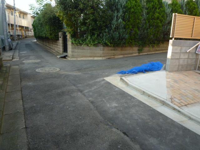 Local photos, including front road. Front road (November 2013) Shooting