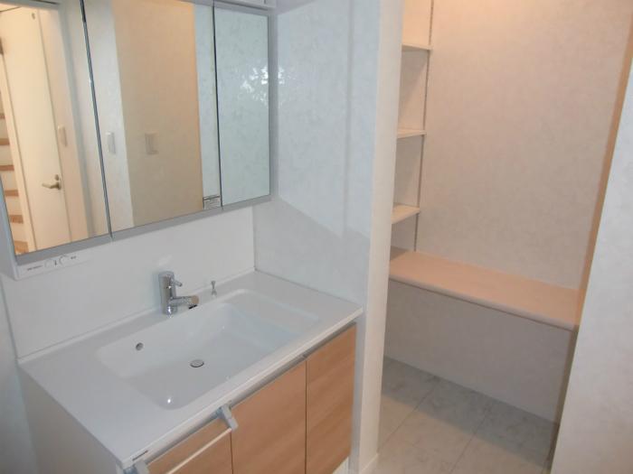 Wash basin, toilet. Vanity of three-sided mirror